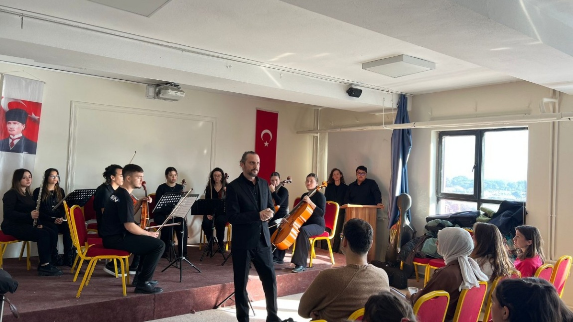 18 Mart Üniversitesi Güzel Sanatlar Fakültesi 4. Sınıf Öğrencilerinden Unutulmaz Konser