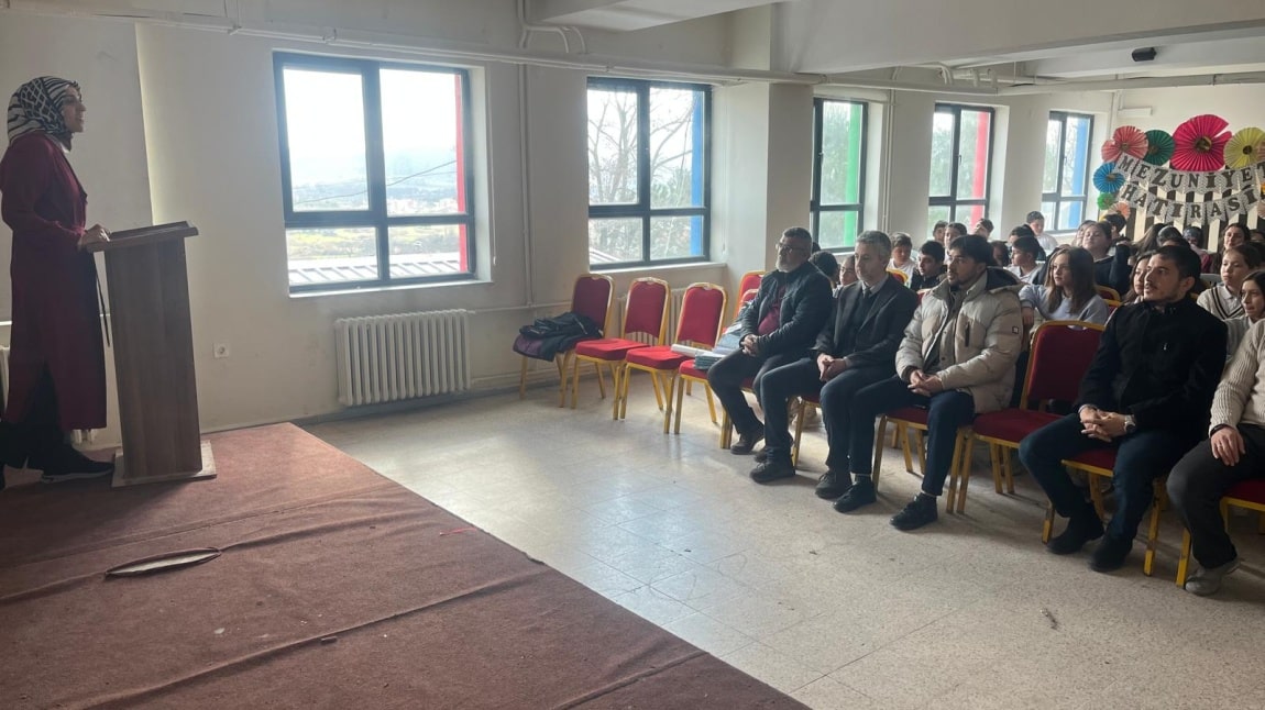 MEHMET AKİF ERSOY ŞİİRLERİ OKUMA YARIŞMASINDA OKULUMUZ ÖĞRENCİLERİNDEN BÜYÜK BAŞARI